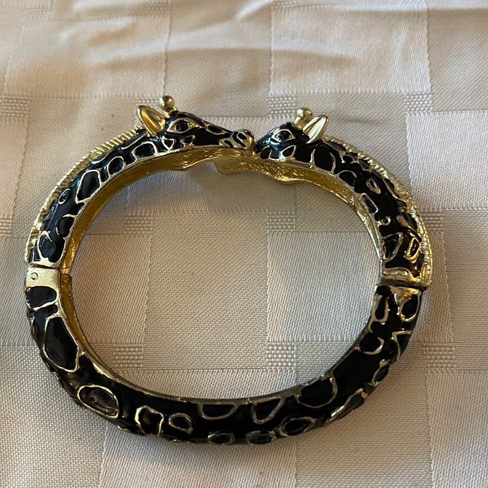 - Beautiful kissing giraffe bracelet black and gold used magnetic closure